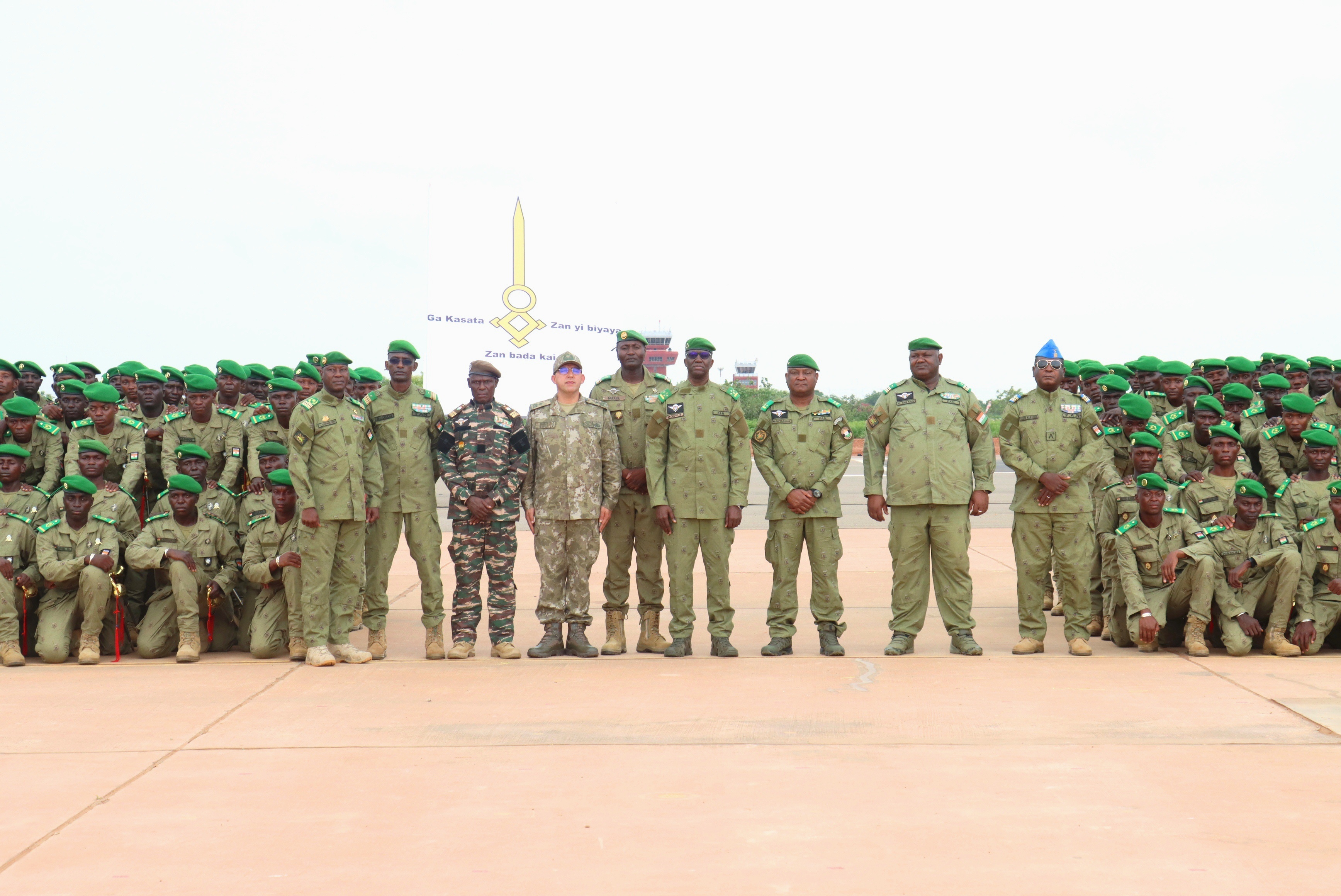 Sortie de la 19ème promotion d’élèves Officiers d’Actives en fin de formation : 257 Officiers de FAN prêtent à servir la patrie Sortie de la 19ème promotion d’élèves Officiers d’Actives en fin de formation : 257 Officiers de FAN prêtent à servir la patrie